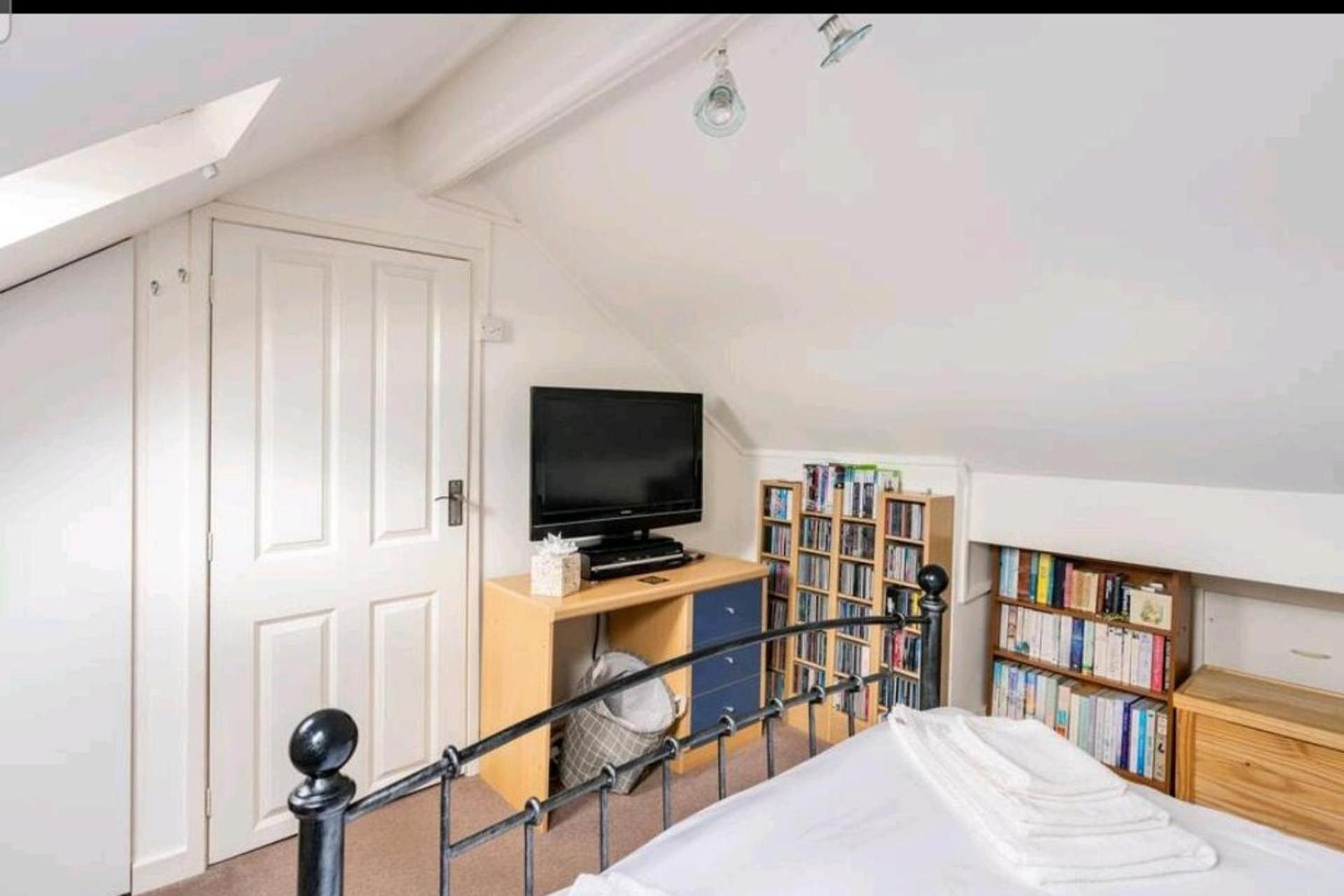 3 Bedroom - 1 Bathroom - Garden - Pet Friendly Wrexham Exterior foto